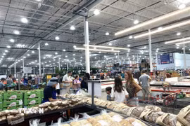 Khách hàng mua sắm tại một trung tâm thương mại ở bang Maryland, Mỹ. (Ảnh: Ngọc Quang/TTXVN)