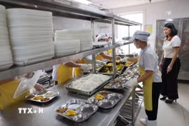 Chuẩn bị bữa ăn bán trú cho học sinh tại Trường tiểu học Thăng Long. (Ảnh: Thanh Tùng/TTXVN)