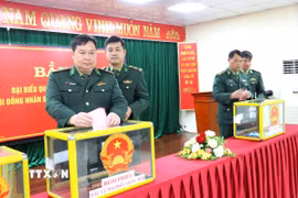 Lực lượng bộ đội Biên phòng Đồn Biên phòng cửa khẩu Móng Cái thực hiện quyền, nghĩa vụ bỏ phiếu bầu cử. (Ảnh: Văn Đức/TTXVN)