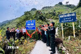 Các đại biểu thực hiện nghi thức khánh thành giai đoạn 1 tuyến đường tuần tra biên giới tại xã Tùng Vài lên các cột mốc 307, 308, 309. (Ảnh: Minh Tâm/TTXVN)