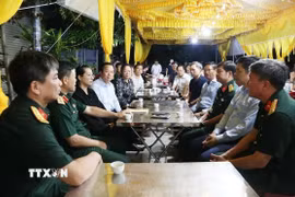 Lãnh đạo tỉnh Hưng Yên, Quân khu 3 và xã Vũ Thư thăm hỏi, động viên, chia buồn với gia đình Thiếu tá Trần Văn Tùng. (Ảnh: TTXVN phát)