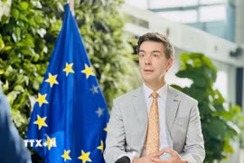 Đại sứ Liên minh Châu Âu (EU) tại Việt Nam Julien Guerrier trả lời phỏng vấn của phóng viên Thông tấn xã Việt Nam (TTXVN) về quan hệ hợp tác Việt Nam-EU. (Ảnh: Việt Đức/TTXVN)