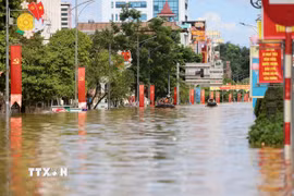 Ngập lụt trên tuyến đường Hoàng Văn Thụ, phường Phan Đình Phùng, tỉnh Thái Nguyên. (Ảnh: Nhật Anh/TTXVN)