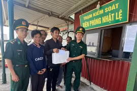 Đồn Biên phòng Nhật Lệ hỗ trợ ngư dân sau khi gặp sự cố trên biển. (Ảnh: Đồn Biên phòng Nhật Lệ)