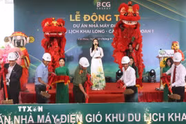 Các đại biểu thực hiện nghi thức khởi công dự án. (Ảnh: Tuấn Phi/TTXVN)