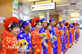 Các cặp đôi tham quan dự án tàu điện metro. (Ảnh: Thu Hương/TTXVN)