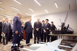 Tổng Bí thư Tô Lâm và Tổng thống Bulgaria Rumen Radev thăm quan các sản phẩm trưng bày. (Ảnh: Thống Nhất/TTXVN)