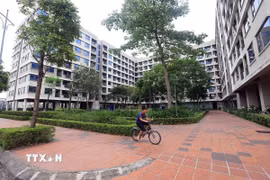 Nhu cầu nhà ở cho công nhân tại các khu công nghiệp rất cao nhưng chưa thể đáp ứng hết do còn vướng mắc một số hạn chế về cơ chế, chính sách. (Ảnh: Tuấn Anh/TTXVN)