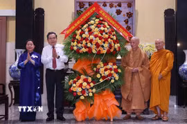 Chủ tịch Quốc hội Trần Thanh Mẫn thay mặt lãnh đạo Đảng, Nhà nước, Mặt trận Tổ quốc Việt Nam tặng hoa, chúc mừng Đại lão hòa thượng Thích Trí Quảng, Đức Pháp chủ Hội đồng Chứng minh Giáo hội Phật giáo Việt Nam. (Ảnh: Văn Điệp/TTXVN)