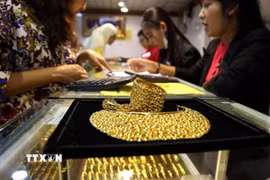 Trang sức vàng được bày bán tại một tiệm kim hoàn ở Yangon, Myanmar. (Ảnh: THX/TTXVN phát)