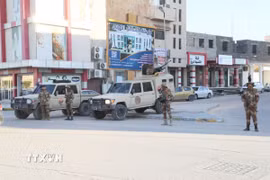Binh sỹ gác tại thành phố Zawiya, Libya. (Ảnh: THX/TTXVN)