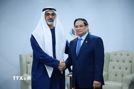 Thủ tướng Phạm Minh Chính gặp Hoàng Thái tử Abu Dhabi thuộc Các Tiểu vương quốc Arab Thống nhất (UAE) Khaled bin Mohamed bin Zayed Al Nahyan. (Ảnh: Dương Giang/TTXVN)