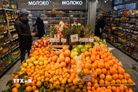 Người dân chọn mua hàng tại một siêu thị ở Moskva, Nga. (Ảnh: AFP/TTXVN)