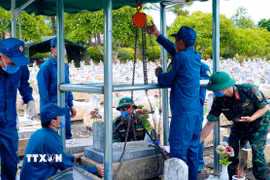 Các lực lượng tổ chức triển khai lấy mẫu, số hóa thông tin và bàn giao mẫu hài cốt liệt sỹ tại Nghĩa trang liệt sỹ Vĩnh Linh (tỉnh Quảng Trị). (Ảnh: TTXVN phát)
