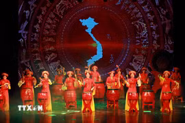 Chương trình nghệ thuật “Sấm Đọi Tam - Vang hồn Việt,” do nhóm sinh viên Trường Đại học Văn hóa Hà Nội tổ chức, không chỉ tôn vinh nghề làm trống truyền thống hơn 1.000 năm tuổi mà còn góp phần lan tỏa giá trị di sản đến gần hơn với thế hệ trẻ. (Ảnh: Khánh Hòa/TTXVN)