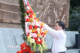 Ông Trần Duy Đông, Chủ tịch UBND tỉnh Phú Thọ, dâng hoa tại bức phù điêu “Bác Hồ nói chuyện với cán bộ, chiến sỹ Đại đoàn quân Tiên Phong.” (Ảnh: Thu Hương/TTXVN)