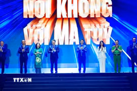 Các đại biểu làm lễ phát động chiến dịch “Công nhân Việt Nam nói không với ma túy - Triệu trái tim, một quyết tâm” tại Hải Phòng. (Ảnh: Hoàng Ngọc/TTXVN)