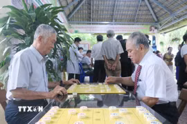 Người cao tuổi phường Bình Phú giao lưu đánh cờ tướng tại Nhà sinh hoạt cộng đồng. (Ảnh: Đinh Hằng/TTXVN)