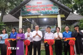 Lãnh đạo Thành ủy Thành phố Hồ Chí Minh và phường Bình Phú cắt băng khánh thành Nhà sinh hoạt cộng đồng cho người cao tuổi. (Ảnh: Đinh Hằng/TTXVN)