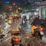 Hàng trăm hộ dân ở Thủ Đức ‘vật lộn’ khi nước tràn vào nhà lúc nửa đêm