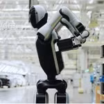 Robot Trung Quốc tự thay pin trong 3 phút, mở ra kỷ nguyên nhà máy 24/7