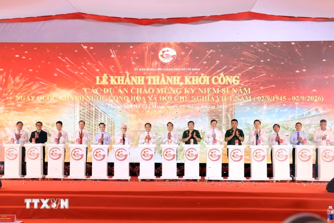 Các đại biểu thực hiện nghi thức khánh thành, khởi công các dự án chào mừng Quốc khánh. (Ảnh: Tiến Lực/TTXVN)