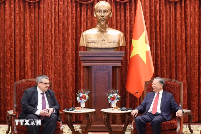 Tổng Bí thư, Chủ tịch nước Tô Lâm trả lời phỏng vấn của Hãng thông tấn TASS (Liên bang Nga). (Ảnh: Thống Nhất.TTXVN)