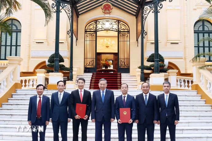 Tổng Bí thư, Chủ tịch nước Tô Lâm và đại biểu cùng 2 Đại sứ mới được bổ nhiệm. (Ảnh: Thống Nhất/TTXVN)