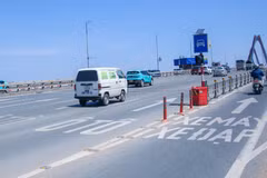 Triển khai phương án phạt nguội xe vi phạm trên cầu Nhật Tân 