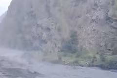 Cận cảnh lũ quét tại Nepal cuốn trôi hàng chục ngôi nhà