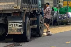 Va chạm xe tải trên đoạn đường phơi lúa khiến hai mẹ con tử vong thương tâm