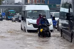Hà Nội ngập nhiều tuyến phố sau mưa lớn kéo dài