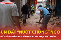 Cư dân phố Giang Văn Minh tiếp tục lê bước nặng nề trong con ngõ bị bùn "nuốt"