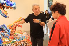 Triển lãm "Kỷ nguyên nhựa": Một sự sắp đặt quy mô lớn đầy tỉ mỉ.