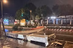 Cổng chào cao 5m ở Thành phố Hồ Chí Minh đổ sập trong mưa lớn 