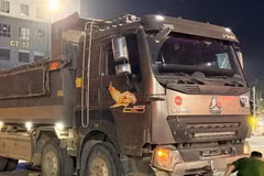 Xe máy giao hàng bị cuốn vào gầm ô tô tải khiến 1 nam shipper không qua khỏi 