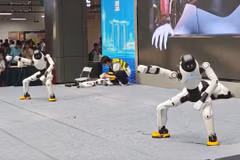 Robot hình người nhảy múa, robot chó gây chú ý tại Trung Quốc 