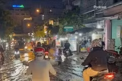 Hàng trăm hộ dân ở Thủ Đức ‘vật lộn’ khi nước tràn vào nhà lúc nửa đêm