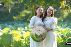 Giới trẻ chen chân check-in hồ sen trắng "tiến vua" ở cố đô Huế