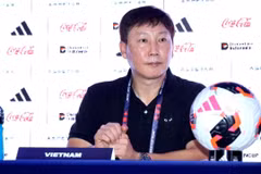 Huấn luyện viên Kim Sang Sik xin lỗi, nhận trách nhiệm sau trận thua Thái Lan