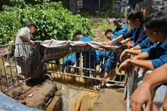 Khẩn trương tìm kiếm nam sinh nghi mất tích khi qua vùng ngập tại Hà Nội 