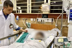 Hai nạn nhân trong vụ ngộ độc khí clo, một người nguy cơ hỏng mắt phải 