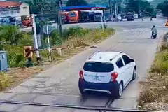 Xử phạt hàng chục triệu đồng với 2 tài xế vượt rào chắn tàu hỏa ở Đắk Lắk 