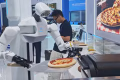 Robot làm pizza, phục vụ trà tại hội chợ Trung Quốc - ASEAN 