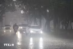 Hà Nội giảm liền 6 độ khi đợt không khí lạnh bắt đầu tràn về kèm mưa lớn