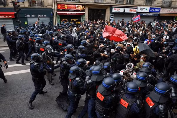 Tổng thống Macron thừa nhận thiếu sót trong ứng phó làn sóng bạo lực tại Pháp