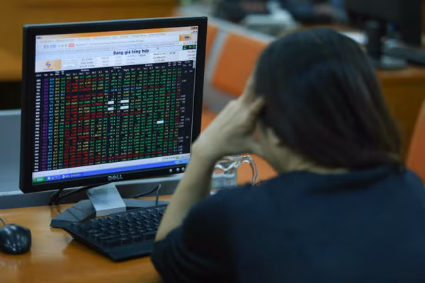 Thị trường chứng khoán: Vượt qua vùng trũng thông tin, VN-Index dò đáy? 