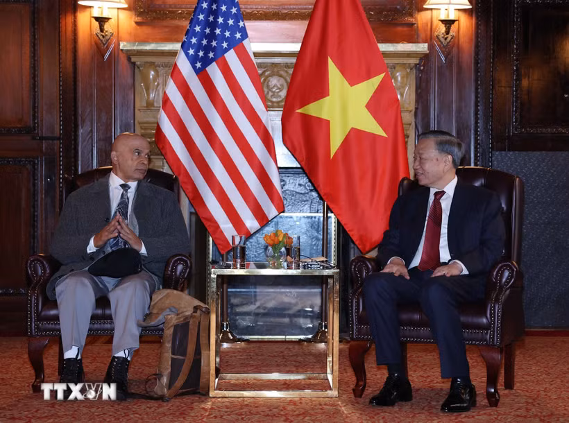 Tổng Bí thư, Chủ tịch nước Tô Lâm tiếp Đồng Chủ tịch Đảng Cộng sản Hoa Kỳ Joe Sims. (Ảnh: Thống Nhất/TTXVN)