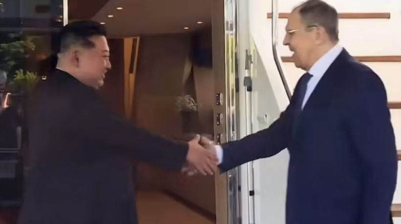 Ngoại trưởng Nga Sergei Lavrov (phải) và Nhà lãnh đạo Triều Tiên Kim Jong Un. (Nguồn: AFP)