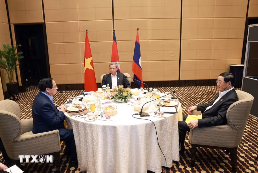 Thủ tướng Phạm Minh Chính cùng Thủ tướng Campuchia Hun Manet và Thủ tướng Lào Sonexay Siphandone ăn sáng, làm việc. (Ảnh: Dương Giang/TTXVN)